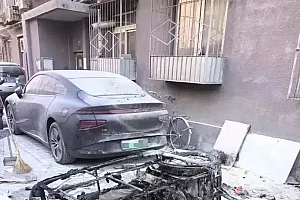 男子随手扔了一个烟头,烧了俩车!北京警方:行拘!