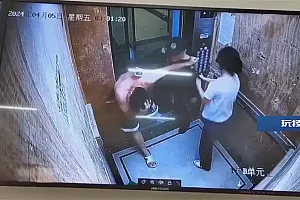 男子电梯内殴打女友被保安反击制服,知情人称警方未追究保安,律师:符合正当防卫的要求