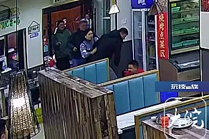 男子在烤鱼店门口撒尿还殴打老板?连云港警方:已受案调查