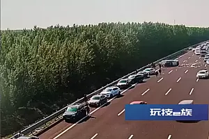 一辆轿车失控侧翻后,16辆车做出这样的选择……