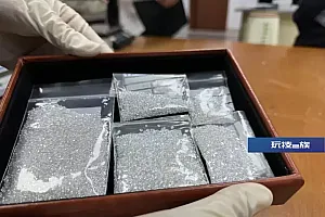 海关发布:一旅客内裤拉链口袋内用透明塑料袋封装的合成钻石5包,共计128.29克