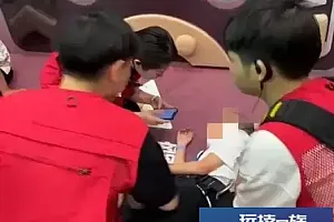 危险!武汉一男童玩室内攀岩时安全绳断裂坠落,门店回应