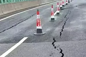 高速公路开通两年半就出现裂缝,专家:系下雨导致,基本排除质量问题