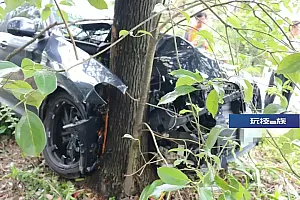 犯困仍驾车,后排11岁的儿子遭殃……
