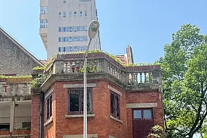 武汉一百年建筑旁的这根灯杆该不该移走?当地官方回应