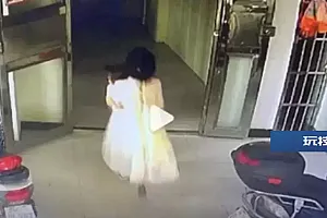 2岁女童被13岁女孩从17楼推下,家属发声