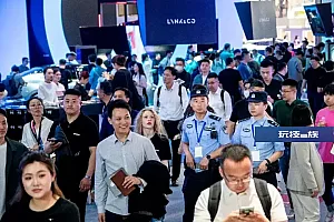 北京车展,民警“捡”了十来个娃……