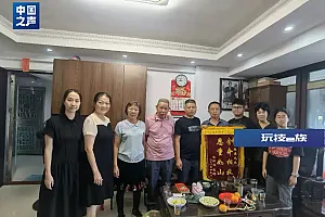 “舍命相救,恩重如山!”梅大高速被救小伙登门跪谢拦车老人