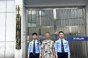 为逃避检查竟在收费站弃车而逃,睡梦中被警方抓获!