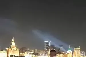 网友随意转动上海浦东滨江聚光灯还发视频炫耀!工作人员回应