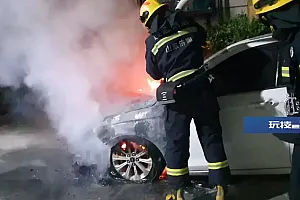 凌晨,济南一小区轿车起火,消防紧急救援