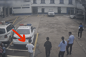 在小区花坛发现了这个!两名小学生果断报案!