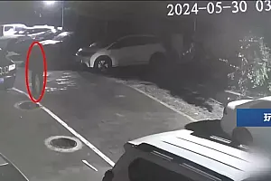深更半夜贴色情“小卡片”,三人被抓!北京警方提醒:不要扫码