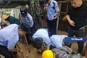 杭州建德一老人被山洪裹挟沙土埋住,救援人员徒手挖掘救出