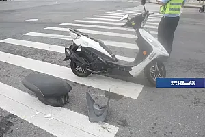 这么亮的红灯,她却看不见?!被撞出后空翻……