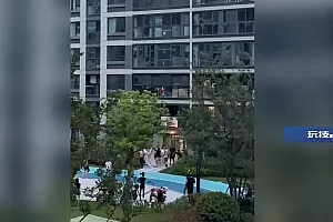 一小区突发火灾男子从9楼坠落 危急时刻“好邻居”们出手了