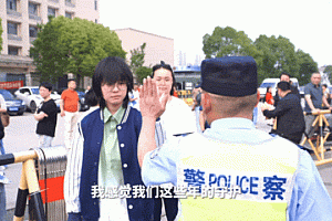 25年送考!这位“警察爷爷”想在退休前再替孩子们站一次岗