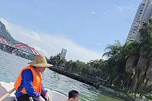 两男孩柳江河中呼救,还好有他们!