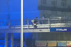 事发上海!一女子爬至天桥栏杆外,半个身子已悬空!紧急时刻,他们赶到……