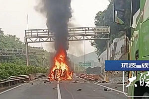 广西百色一面包车侧翻起火致1死3伤,当地回应