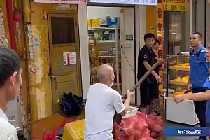 广州一商贩用铁锹击打城管,属地派出所已介入