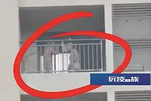 心酸!网曝老人在阳台打老伴,当地妇联回应