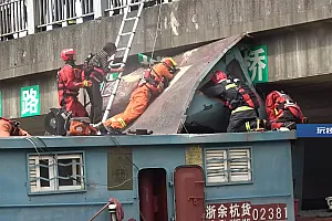 上海金山一货船因船体过高撞桥梁,一被困人员被消防救出后送医