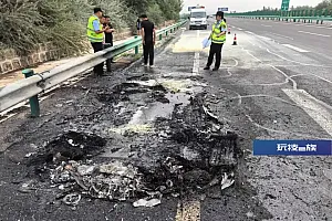 内蒙古一高速路上轿车突发自燃,车辆损毁严重!