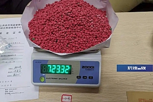 江西一高速服务区,警察持枪抓捕!