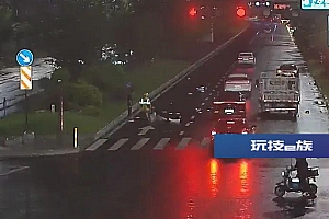 雨夜杭州街头,外卖小哥和姑娘互相点赞!原因太暖