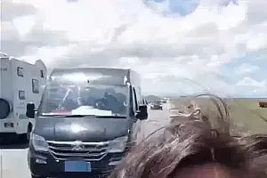 女主播公路直播时被车撞!各方回应