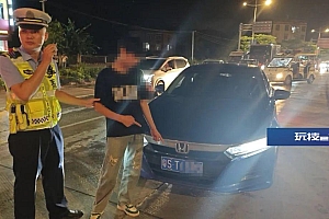 糊涂两兄弟!弟弟开车,哥哥驾照被吊销!广西交警当场查获,实情曝光