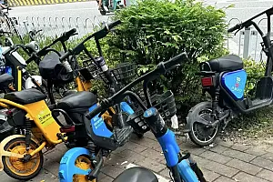 广州男子骑共享电单车遭罚款追踪:街头多为非法投放,有品牌称报销罚款