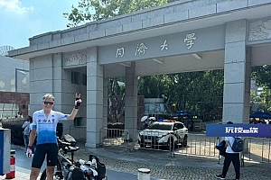 6旬教授骑行上万公里来上班?途中3次爆胎,他说……