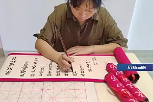 “可以测身高的录取通知书”上新!大学生“接力”毛笔手写