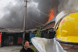 浓烟滚滚!外挂机“点燃”冷库大火,附近电线被烧断