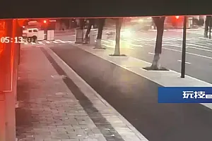 监控曝光!一辆保时捷撞电动自行车后撞树起火,舟山警方:1死1伤