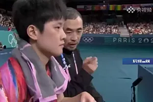 张本智和与教练用中文交流?原来对方是上海人,曾是刘国梁、秦志戬的队友