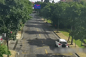 3岁男孩“开车”出街,火速拦截!