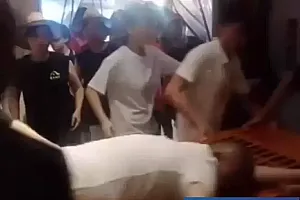 江西崇仁一网红饭店横梁砸中城管?知情人讲述细节!当地医院:有一人伤情很重