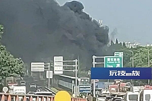 上海外环一货车突然起火,浓烟滚滚!多部门到场处置,主线道路一度无法通行
