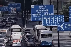 骑单车穿行机动车道还称视频拍摄已报备?警方:已处罚