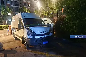 俩司机互不相让,其中一人故意倒车撞击对方车辆被刑拘