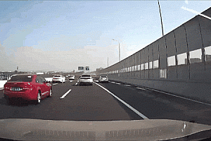 事发上海嘉闵高架!一车在下匝道附近连续变道,引发碰擦追尾