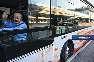 这两天好多人专程赶来,只为坐一趟他开的公交