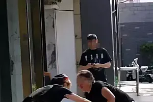 救人牺牲的栾留伟火锅店大众点评收藏数已破万,网友:希望英雄的店一直红红火火