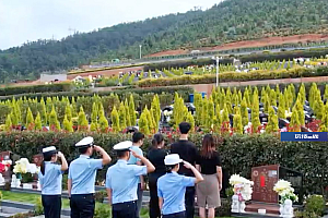 男孩考上公安大学 英模父亲生前战友集体相送