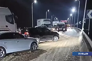 常德一大桥现大量飞虫似下雪致车辆打滑,当地:是蜉蝣,已清理