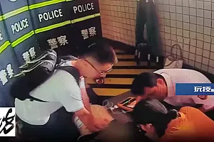 事发上海地铁!男乘客突发疾病,车门一开,一帮人冲了上去