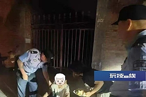 老人深夜坐在马路上,幸亏他们来了